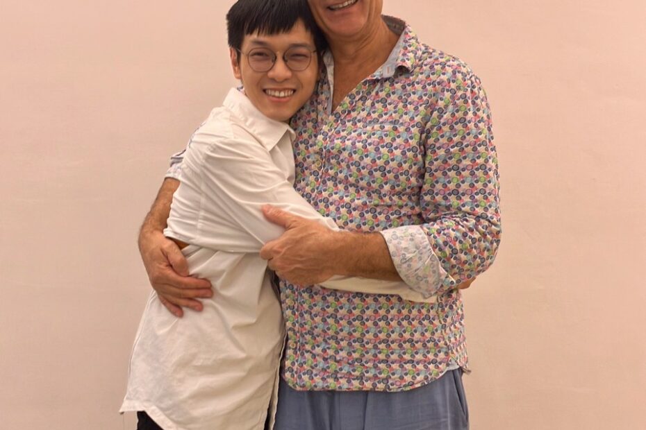 和阿努擁抱的合照